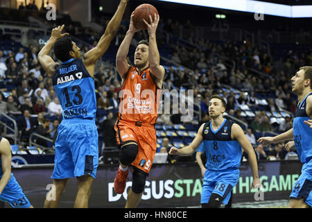 Berlin, Deutschland. 8. Februar 2017. Aktion aus dem EuroCup Top 16 BasketballAlba Berlin (blaue Kit) Vs Valencia (orange Kit) #9 Sam Van Rossom Credit: Paul Velasco/Alamy Live News Stockfoto