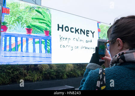 London, UK. 9. Februar 2017. Ein iPad-Gemälde des Künstlers, wird David Hockney für die öffentliche Darstellung auf einem Bildschirm Werbung bei Westfield, Shepherds Bush, mit einem Aufruf zum Handeln 'Keep Calm and Carry auf Zeichnung' vorgestellt. Die 60 zweite kreative Klammer wird auf großen, öffentlichen Bildschirmen in sieben Städten in Großbritannien ausgestrahlt. David Hockney Retrospektive eröffnet heute in der Tate Britain. Bildnachweis: Stephen Chung/Alamy Live-Nachrichten Stockfoto