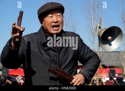 Baofeng, China Henan Provinz. 9. Februar 2017. Ein Volkskünstler führt auf dem Gelände des Majie Quyi fair in Baofeng County, Zentral-China Henan Provinz, 9. Februar 2017. Die jährliche Majie Quyi fair, als eines der nationalen immateriellen Kulturerbe startete hier am Donnerstag. "Quyi" bezieht sich auf folk vocal Künsten wie Ballade singen, erzählen, Comic-Dialog, Klöppel Vortrag und Übersprechen. Bildnachweis: Li ein/Xinhua/Alamy Live-Nachrichten Stockfoto