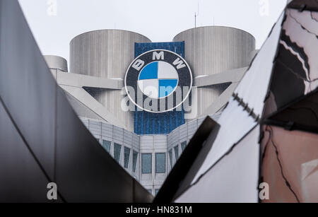 München, Deutschland. 16. Januar 2017. Blick auf das Hauptquartier des Automobilkonzerns BMW hinter der abstrakten Fassade der "BMW Welt" in München, Deutschland, 16. Januar 2017. BMW scheint unbeeindruckt von der Kritik von US-Präsident-Elect Donald Trump und hält sich an seine Pläne für eine Manufaktur in Mexiko. Foto: Alexander Heinl/Dpa | weltweite Nutzung/Dpa/Alamy Live-Nachrichten Stockfoto