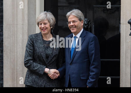 London, UK. 9. Februar 2017. Premierminister Theresa Mai begrüßt Ministerpräsident Paolo Gentiloni Italiens, Downing Street, London, England-Credit: Alan D West/Alamy Live News Stockfoto