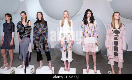 New York, USA. 8. Februar 2017. Modelle zeigt sich Kleid für PH5 FW17 Sammlung Präsentation während der New York Fashion Week in Bortolami Galerie, Manhattan Credit: Sam Aronov/Alamy Live News Stockfoto