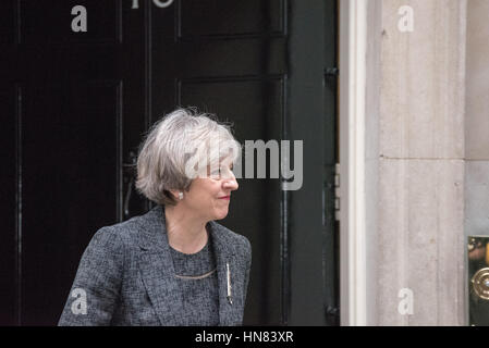 London, UK. 9. Februar 2017. Premierminister Mai grüßt Italienisch PM Paolo Gentiloni außerhalb 10 Downing Street Credit: Ian Davidson/Alamy Live News Stockfoto