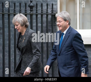 London, UK. 9. Februar 2017. Premierminister Mai grüßt Italienisch PM Paolo Gentiloni außerhalb 10 Downing Street Credit: Ian Davidson/Alamy Live News Stockfoto