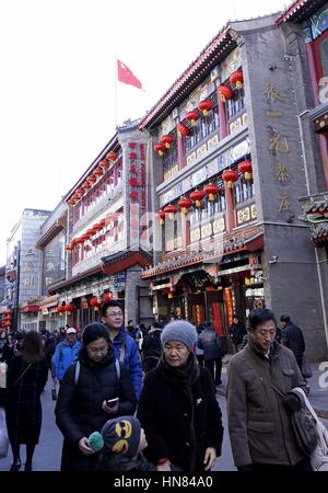 Peking, China. 9. Februar 2017. Menschen besuchen die die Dashilan Zone der Qianmen Einkaufsstraße in Peking, Hauptstadt von China, 9. Februar 2017. Beijing verstärkt den Schutz der Kulturdenkmäler in den letzten Jahren zur Verbesserung der Umwelt für Menschen wohnen und Verkehr. Bildnachweis: Li Xin/Xinhua/Alamy Live-Nachrichten Stockfoto