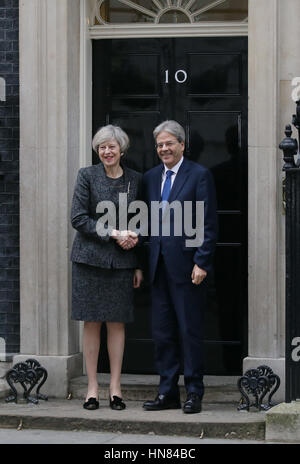 London, UK. 9. Februar 2017. Britischer Premierminister Theresa kann (L) trifft sich mit italienischen Ministerpräsidenten Paolo Gentiloni in 10 Downing Street in London, England am 9. Februar 2017. Bildnachweis: Tim Irland/Xinhua/Alamy Live-Nachrichten Stockfoto