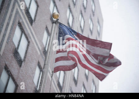 New York, USA. 9. Februar 2017. Flagge Schnee Sturm in New York City Credit: BuzzB/Alamy Live News Stockfoto