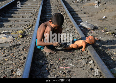 Dhaka, Bangladesch. 8. Februar 2017. Ein Bangladeshi Slum-Kind spielt mit der Puppe in das Gleis Karwan Bazar in Dhaka, Bangladesch. Am 8. Februar 2017-Credit: Mamunur Rashid/Alamy Live-Nachrichten Stockfoto