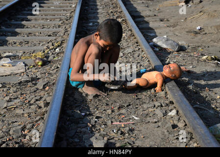 Dhaka, Bangladesch. 8. Februar 2017. Ein Bangladeshi Slum-Kind spielt mit der Puppe in das Gleis Karwan Bazar in Dhaka, Bangladesch. Am 8. Februar 2017-Credit: Mamunur Rashid/Alamy Live-Nachrichten Stockfoto