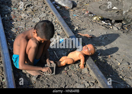 Dhaka, Bangladesch. 8. Februar 2017. Ein Bangladeshi Slum-Kind spielt mit der Puppe in das Gleis Karwan Bazar in Dhaka, Bangladesch. Am 8. Februar 2017-Credit: Mamunur Rashid/Alamy Live-Nachrichten Stockfoto