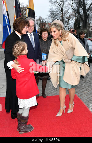 Wittenberg, Deutschland. 9. Februar 2017. Königin Maxima der Netherlands (R) wird von Reiner Haseloff (3-L), Premier das Bundesland Sachsen-Anhalt, seiner Frau Gabriele und Blumenmädchen Magdalena vor der Schlosskirche in Wittenberg, Deutschland, 9. Februar 2017 begrüßt. Foto: Jens Kalaene/Dpa/Alamy Live News Stockfoto