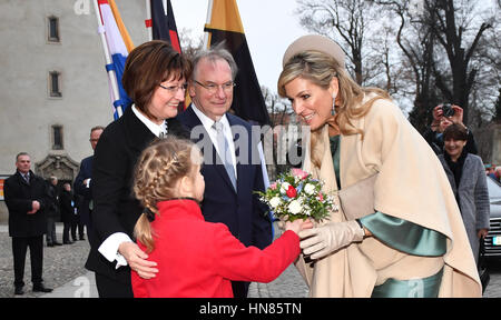 Wittenberg, Deutschland. 9. Februar 2017. Königin Maxima der Netherlands (R) wird von Reiner Haseloff (C), Premier das Bundesland Sachsen-Anhalt, seiner Frau Gabriele und Blumenmädchen Magdalena vor der Schlosskirche in Wittenberg, Deutschland, 9. Februar 2017 begrüßt. Foto: Jens Kalaene/Dpa/Alamy Live News Stockfoto