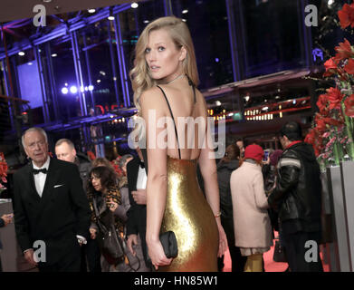 Berlin, Deutschland. 9. Februar 2017. Toni Garrn kommt bei der Eröffnungsgala der 67. Filmfestspiele Berlinale für die Premiere von der nominierten Film "Django" in Berlin, Deutschland, 9. Februar 2017. Foto: Jörg Carstensen/Dpa/Alamy Live News Stockfoto