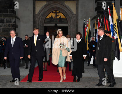 Wittenberg, Deutschland. 9. Februar 2017. König Willem-Alexander (2 L) und Queen Maxima (C) der Niederlande, Reiner Haseloff (L), Premier der deutschen Staat Sachsen / Anhalt und seine Frau Gabriele (2-R) nach einem Rundgang durch die Schlosskirche in Wittenberg, Deutschland, 9. Februar 2017 gesehen. Foto: Jens Kalaene/Dpa/Alamy Live News Stockfoto