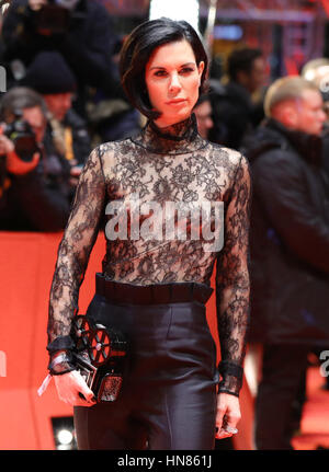 Berlin, Deutschland. 9. Februar 2017. Deutsche Kunstsammlerin Julia Stoschek kommt bei der Eröffnungsgala der 67. Filmfestspiele Berlinale für die Premiere von der nominierten Film "Django" in Berlin, Deutschland, 9. Februar 2017. Foto: Kay Nietfeld/Dpa/Alamy Live News Stockfoto