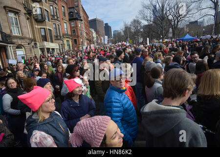 Boston, Massachusetts, USA. 21. Januar 2017. An der Boston Frauen März ab Boston Common mehr als 175.000 Demonstranten auf die Straße nach der Amtseinführung des neuen Präsidenten der Vereinigten Staaten gegen Donald Trumps Kommentare über Frauen gegangen und vieles mehr. Bildnachweis: Kenneth Martin/ZUMA Draht/Alamy Live-Nachrichten Stockfoto