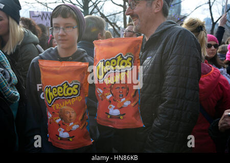 Boston, Massachusetts, USA. 21. Januar 2017. An der Boston Frauen März ab Boston Common mehr als 175.000 Demonstranten auf die Straße nach der Amtseinführung des neuen Präsidenten der Vereinigten Staaten gegen Donald Trumps Kommentare über Frauen gegangen und vieles mehr. Bildnachweis: Kenneth Martin/ZUMA Draht/Alamy Live-Nachrichten Stockfoto