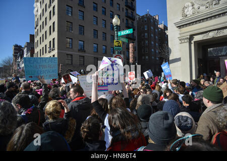 Boston, Massachusetts, USA. 21. Januar 2017. An der Boston Frauen März ab Boston Common mehr als 175.000 Demonstranten auf die Straße nach der Amtseinführung des neuen Präsidenten der Vereinigten Staaten gegen Donald Trumps Kommentare über Frauen gegangen und vieles mehr. Bildnachweis: Kenneth Martin/ZUMA Draht/Alamy Live-Nachrichten Stockfoto