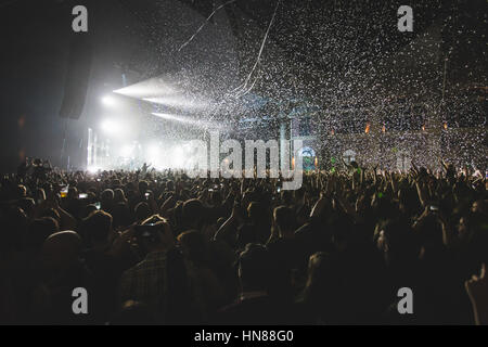 London, UK. 10. Februar 2017 - Alex Trimble, Sam Halliday und Kevin Baird der irischen Indie-pop-Band, Two Door Cinema Club, führen Sie im Alexandra Palace, London, 2017 Credit: Myles Wright/ZUMA Draht/Alamy Live News Stockfoto