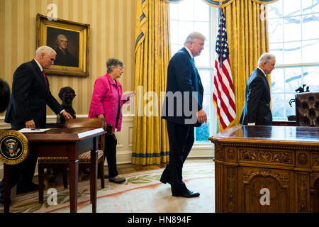 Attorney General Jeff Sessions (R), US-Präsident Donald J. Trump (C-R), Sessions Frau, Mary Blackshear Sessions (C-L) und Vice President Mike Pence (L) die Vereidigung der Attorney General im Oval Office des weißen Hauses in Washington, DC, USA, 9. Februar 2017-Sitzungen teilnehmen. Am 08. Februar, nach einem umstrittenen Kampf über Parteigrenzen hinweg beschloss der Senat, Sitzungen als Attorney General zu bestätigen. Bildnachweis: Jim LoScalzo/Pool über CNP /MediaPunch Stockfoto