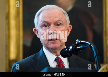 Attorney General Jeff Sessions spricht nach Vizepräsident Mike Pence Sitzungen der nächsten Attorney General im Oval Office des weißen Hauses in Washington, DC, USA, 9. Februar 2017 in schworen. Am 08. Februar, nach einem umstrittenen Kampf über Parteigrenzen hinweg beschloss der Senat, Sitzungen als Attorney General zu bestätigen. Bildnachweis: Jim LoScalzo/Pool über CNP /MediaPunch Stockfoto