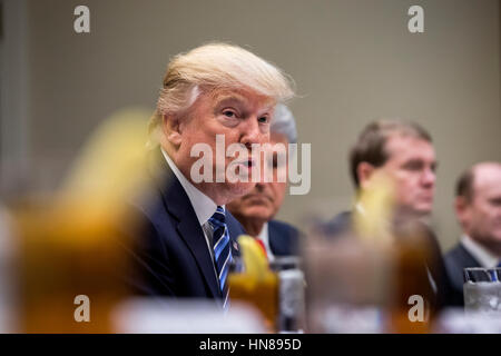 Washington, DC, USA. 9. Februar 2017. US-Präsident Donald J. Trump spricht mit demokratischen und republikanischen Senatoren über seinen obersten Gerichtshof Kandidaten Neil Gorsuch im Roosevelt Room des weißen Hauses in Washington, DC, USA, 9. Februar 2017. Am 08. Februar Stockfoto