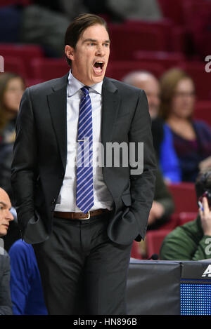 Philadelphia, Pennsylvania, USA. 9. Februar 2017. Southern Methodist Mustangs Cheftrainer TIM JANKOVICH schreit von der Bank bei der amerikanischen Athletic Conference-Basketball-Spiel im Liacouras Center in Philadelphia gespielt wird. Credit: Ken Inness/ZUMA Draht/Alamy Live-Nachrichten Stockfoto