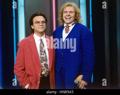 Archiv - deutscher TV-Moderator Thomas Gottschalk (r), die Moderatorin der Sendung "Wetten, dass..?" ("Wetten, dass.?"), stellt seinen Nachfolger Wolfgang Lippert in Kiel, Deutschland, 14. Dezember 1991. Foto: Carsten Rehder/dpa Stockfoto