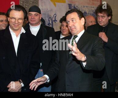 Archiv - erhält der deutsche Altbundeskanzler Gerhard Schröder (c) Künstler aus den neuen Bundesländern im ehemaligen Staatsrat der DDR Gebäude in Berlin, Deutschland, 2. Februar 1999. Foto: Wolfgang Kumm/dpa Stockfoto