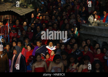 Bhaktapur, Nepal. 10. Februar 2017. Nepalesen beobachten den letzten Tag des Festivals Madhav Narayan in Bhaktapur, Nepal am 10. Februar 2017. Anhänger rezitieren Heilige Schrift und Frauen beten für Wohlbefinden ihres Ehepartners während der einmonatigen Shree Swasthani Göttin und Gott Madhav Narayan schnell gewidmet. Bildnachweis: Skanda Gautam/ZUMA Draht/Alamy Live-Nachrichten Stockfoto