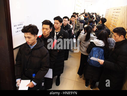 Shanghai, China. 10. Februar 2017. Antragsteller warten außerhalb den Prüfungsraum an Shanghai Theatre Academy in Shanghai, Ost-China, 10. Februar 2017. Insgesamt 21.782 Antragsteller beantragte die Shanghai Theatre Academy in diesem Jahr und die Akzeptanz des beliebten Majors wie darstellende Kunst werden voraussichtlich weniger als 0,4 Prozent. Bildnachweis: Ren lange/Xinhua/Alamy Live-Nachrichten Stockfoto