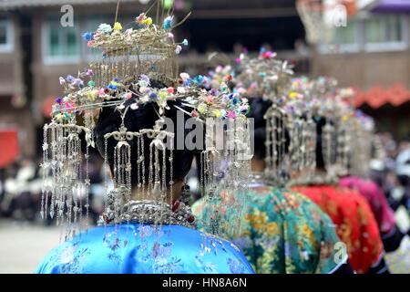 Rongjiang, Chinas Provinz Guizhou. 9. Februar 2017. Frauen von Dong ethnische Gruppe Festival Kostümen sammeln auf einer Party um die bevorstehende Laternenfest in der Provinz Guizhou Renji Dorf von Rongjiang County, Südwesten Chinas, 9. Februar 2017 feiern. Das Laternenfest fällt am 11. Februar dieses Jahres. Bildnachweis: Wang Bingzhen/Xinhua/Alamy Live-Nachrichten Stockfoto