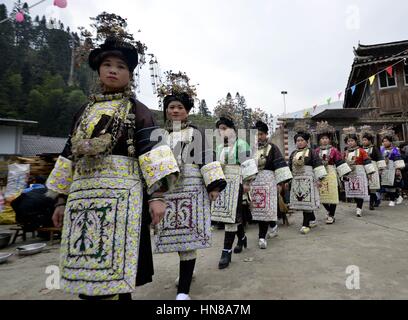 Rongjiang, Chinas Provinz Guizhou. 9. Februar 2017. Frauen von Dong ethnische Gruppe Festival Kostümen sammeln auf einer Party um die bevorstehende Laternenfest in der Provinz Guizhou Renji Dorf von Rongjiang County, Südwesten Chinas, 9. Februar 2017 feiern. Das Laternenfest fällt am 11. Februar dieses Jahres. Bildnachweis: Wang Bingzhen/Xinhua/Alamy Live-Nachrichten Stockfoto