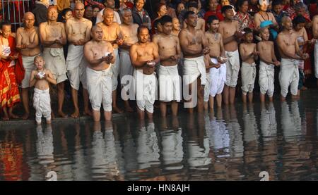 Bhaktapur, Nepal. 10. Februar 2017. Nepalesische hinduistischen Gläubigen beten vor der Einnahme von Heiligen Dips am Fluss Hanumante während des Festivals Madhav Narayan in Bhaktapur, Nepal, 10. Februar 2017. Nepalesische Hindu-Frauen ein Fasten und beten zu Swasthani Göttin und Gott Madhavnarayan für Langlebigkeit ihrer Ehemänner und Familie Wohlstand während der einmonatigen Festival. Bildnachweis: Sunil Sharma/Xinhua/Alamy Live-Nachrichten Stockfoto