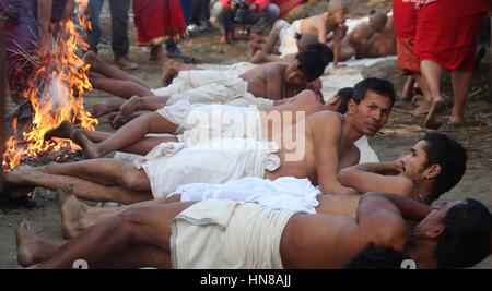 Bhaktapur, Nepal. 10. Februar 2017. Nepalesische Hindu Anhänger Rollen auf dem Boden, Gebete an die Ufer des Flusses Hanumante während des Festivals Madhav Narayan in Bhaktapur, Nepal, 10. Februar 2017 anzubieten. Nepalesische Hindu-Frauen ein Fasten und beten zu Swasthani Göttin und Gott Madhavnarayan für Langlebigkeit ihrer Ehemänner und Familie Wohlstand während der einmonatigen Festival. Bildnachweis: Sunil Sharma/Xinhua/Alamy Live-Nachrichten Stockfoto