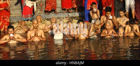 Bhaktapur, Nepal. 10. Februar 2017. Nepalesische hinduistischen Gläubigen beten vor der Einnahme von Heiligen Dips am Fluss Hanumante während des Festivals Madhav Narayan in Bhaktapur, Nepal, 10. Februar 2017. Nepalesische Hindu-Frauen ein Fasten und beten zu Swasthani Göttin und Gott Madhavnarayan für Langlebigkeit ihrer Ehemänner und Familie Wohlstand während der einmonatigen Festival. Bildnachweis: Sunil Sharma/Xinhua/Alamy Live-Nachrichten Stockfoto