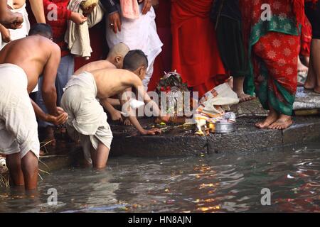 Bhaktapur, Nepal. 10. Februar 2017. Nepalesische Hindu Anhänger bieten Gebete zu einem Idol der Madhav Narayan am Ufer des Flusses Hanumante während des Festivals Madhav Narayan in Bhaktapur, Nepal, 10. Februar 2017. Nepalesische Hindu-Frauen ein Fasten und beten zu Swasthani Göttin und Gott Madhavnarayan für Langlebigkeit ihrer Ehemänner und Familie Wohlstand während der einmonatigen Festival. Bildnachweis: Sunil Sharma/Xinhua/Alamy Live-Nachrichten Stockfoto