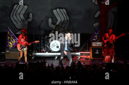 Huntington, Vereinigte Staaten. 8. Februar 2017. (L-R) Jinjoo Lee, Jack Lawless, Joe Jonas und Cole Whittle der DNCE führen Sie auf der Bühne bei der Paramount auf 8. Februar 2017 in Huntington, New York. Bildnachweis: Debby Wong/Alamy Live-Nachrichten Stockfoto