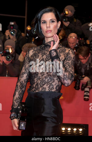 Deutsche Kunstsammlerin Julia Stoschek kommt bei der Weltpremiere von "Django" während der 67. Internationalen Filmfestspiele Berlin, Berlinale, im Berlinale-Palast in Berlin, Deutschland, am 9. Februar 2017. Foto: Hubert Boesl - NO-Draht-SERVICE - Foto: Hubert Boesl/Dpa Stockfoto