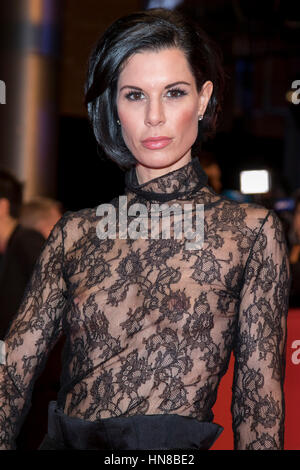 Deutsche Kunstsammlerin Julia Stoschek kommt bei der Weltpremiere von "Django" während der 67. Internationalen Filmfestspiele Berlin, Berlinale, im Berlinale-Palast in Berlin, Deutschland, am 9. Februar 2017. Foto: Hubert Boesl - NO-Draht-SERVICE - Foto: Hubert Boesl/Dpa Stockfoto