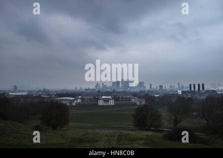 London, UK. 10. Februar 2017. Nebel mit dichten Wolken über London. Blick von der Spitze der Greenwich Park. Bildnachweis: Claire Doherty/Alamy Live News Stockfoto