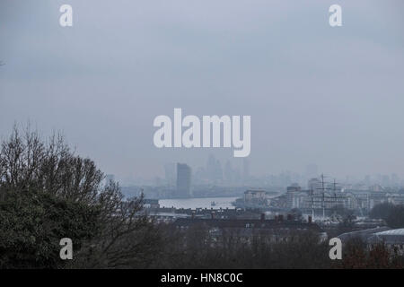 London, UK. 10. Februar 2017. Nebel mit dichten Wolken über London. Blick von der Spitze der Greenwich Park. Bildnachweis: Claire Doherty/Alamy Live News Stockfoto