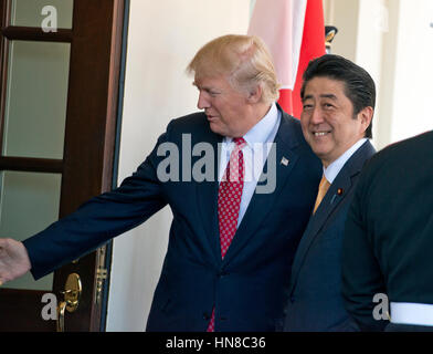 Washington DC, USA. 10. Februar 2017. US-Präsident Donald J. Trump begrüßt Ministerpräsident Shinz? Abe von Japan ins Weiße Haus in Washington, DC auf Freitag, 10. Februar 2017. Stockfoto