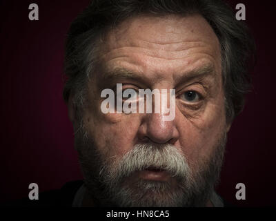 10. Februar 2017 - Portrait Of Mddle im Alter von kaukasischen Mann auf rotem Grund Credit: Igor Golovniov/ZUMA Draht/Alamy Live News Stockfoto