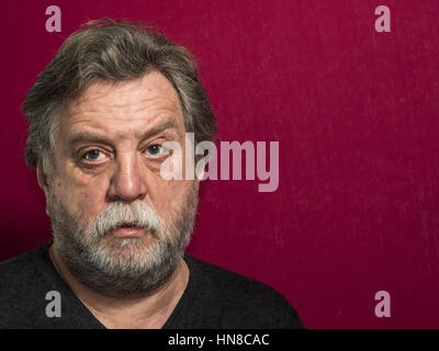 10. Februar 2017 - Portrait Of Mddle im Alter von kaukasischen Mann auf rotem Grund Credit: Igor Golovniov/ZUMA Draht/Alamy Live News Stockfoto