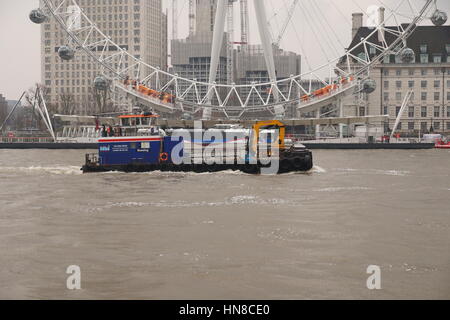 London, UK. 10. Februar 2017. Des Winters Griff ins Zentrum von London mit Schnee fällt in Chiswick und bitterer Kälte und Finsternis absteigend auf dem Damm in Westminster erweitert. Bildnachweis: Peter Hogan/Alamy Live-Nachrichten Stockfoto