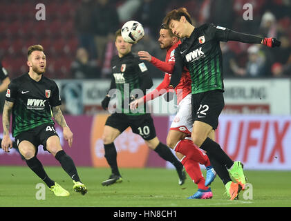 Mainz, Deutschland. 10. Februar 2017. Der Mainzer Danny Latza (2-R) und Dong-Won Ji (R) wetteifern um den Ball in der deutschen Bundesliga-Fußballspiel zwischen FSV Mainz 05 und FC Augsburg in der Opel-Arena in Mainz, Deutschland, 10. Februar 2017 AugsburgÄs. (EMBARGO Bedingungen - Achtung: aufgrund der Akkreditierungsrichtlinien die DFL nur erlaubt die Veröffentlichung und Nutzung von bis zu 15 Bilder pro Spiel im Internet und in Online-Medien während des Spiels.) Foto: Torsten Silz/Dpa/Alamy Live News Stockfoto