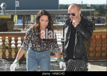 -EXKLUSIV - Datei eine Datei Bild 29. September 2016 datiert zeigt Künstler FLATZ und deutsche Schauspielerin Christine Neubauer auf der Dachterrasse des Künstlers in München gesehen. TV-Sender Sky Art HD filmt eine Serie über die Begegnung von zwei kreative Köpfe, die ein Kunstwerk erstellen. Die erste Episode der Mix Up Kunst auf Sky Art ausgestrahlt 7. Februar 2017. Foto: Felix Hörhager/dpa Stockfoto