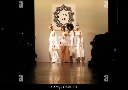 New York, USA. 10. Februar 2017. Modelle zeigen Kreationen von LANYU während der New York Fashion Week in New York, Vereinigte Staaten, am 10. Februar 2017. Bildnachweis: Wu Rong/Xinhua/Alamy Live-Nachrichten Stockfoto