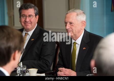 Arlington, Virginia, USA. 10. Februar 2017. US-Verteidigungsminister Jim Mattis während eines Treffens mit deutschen Verteidigungsministerin Ursula von der Leyen am 10. Februar 2017 Pentagon in Arlington, Virginia. Bildnachweis: Planetpix/Alamy Live-Nachrichten Stockfoto